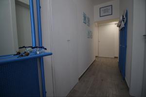 ポッツァッロにあるCasa Vacanze BIANCAの青い手すりと扉のある廊下