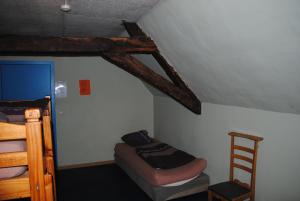 Charlie Rockets Youth Hostel في بروج: غرفة بسريرين بطابقين وسلم