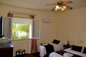 Un pat sau paturi într-o cameră la Hotel Cabo Santa Maria