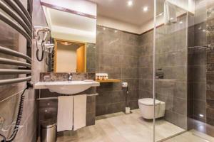 a bathroom with a sink and a toilet at Apartamenty Efekt 72 in Gdynia