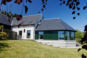 Casa blanca con techo negro y ventanas en Belforte House Holiday Home, en Inverness