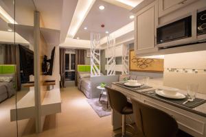 eine Küche und ein Wohnzimmer mit einem Tisch und Stühlen in der Unterkunft Avida Towers Cebu 2016 Wifi 190mbps, Netflix 50 in SmartTV in Cebu City