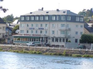 Výhled na řeku, která protéká v blízkosti hotelu