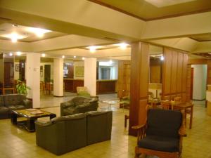un vestíbulo con sofás, sillas y una mesa en Hotel Regidor en San Luis