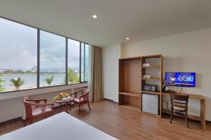 TV/trung tâm giải trí tại Vitalis Riverside Hotel
