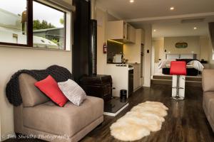 O bucătărie sau chicinetă la Whare Manu Boutique Cottage