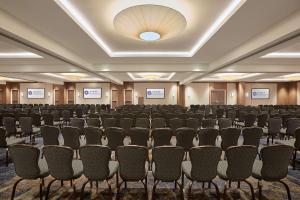 纽波特海滩Hyatt Regency Newport Beach West的一间摆满椅子的大房间