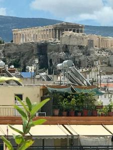 - une vue sur l'acropole des athées depuis un bâtiment dans l'établissement Stylish penthouse with Acropolis and 360 view, à Athènes