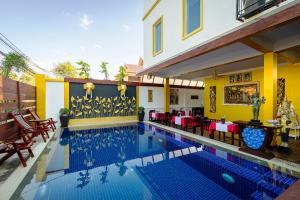 Bazén v ubytování Beyond Yangon Inn nebo v jeho okolí