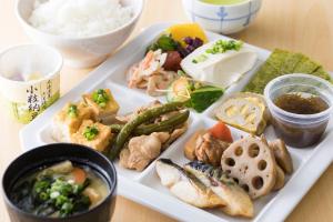 un plato de comida con sushi y arroz en una mesa en Hotel Wing International Kumamoto Yatsushiro, en Yatsushiro