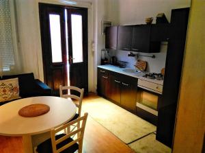 a living room with a table and a kitchen at Chincha Apartment in Pula