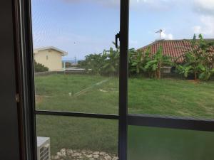 an open window with a view of a yard at Shimaotoya in Iriomote