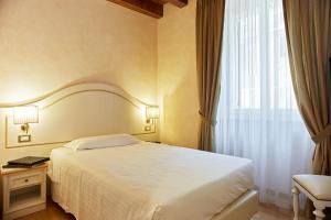 Uma cama ou camas num quarto em Albergo Mazzanti