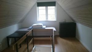 リューにあるNix at Gammel Ryeのベッドと窓が備わる小さな客室です。
