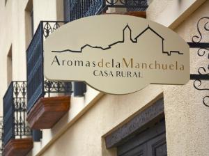 um sinal na lateral de um edifício em Casa Rural Aromas de la Manchuela em Alborea