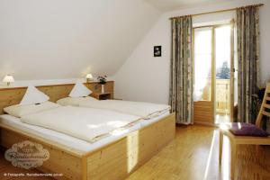 Een bed of bedden in een kamer bij Landgasthof - Hotel Reindlschmiede