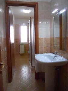 フロリーディアにあるB&B Mediterraneoの洗面台、シャワー、鏡を備えたバスルーム