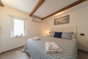 a bedroom with a bed and a window at Casa Vacanze Belleville in Trani
