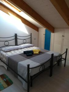 a bedroom with a large bed with a black frame at Casa vacanze “Sale di Mare” in Pescara