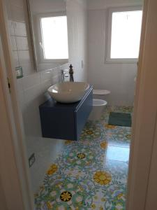 a bathroom with a sink and a toilet at Casa vacanze “Sale di Mare” in Pescara