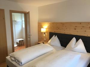 Una cama o camas en una habitación de Gasthof Zauchenwirt