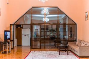 GUEST HOUSE "Rohat Lux" في سمرقند: غرفة معيشة مع جدار زجاجي كبير