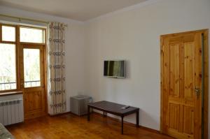 TV a/nebo společenská místnost v ubytování Pamir Alibaba Hotel
