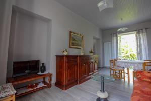 a living room with a tv and a couch at le palme in Cannero Riviera