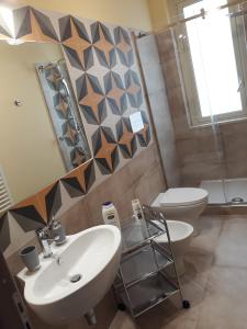 bagno con lavandino, servizi igienici e specchio di 5 cupole a Palermo
