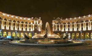 ローマにあるCentral Station low costの夜の大きな建物前の噴水