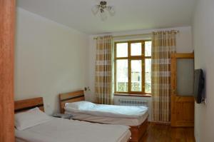 Postel nebo postele na pokoji v ubytování Pamir Alibaba Hotel
