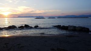 アグローポリにあるB&B DAFNEの夕日の岩が流れる海岸