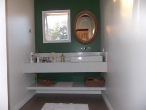 a bathroom with a sink and a mirror at Pouso Mantiqueira in Cunha