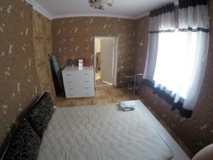 フォンタンカにあるFontanka Domのベッドルーム1室(ベッド1台、窓、ドレッサー付)