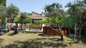 a house with a yard with trees and a fence at entre mer et verdon in Draguignan