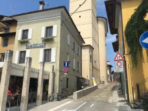 コルモンスにあるErikasa Riva della Torre Cormonsの建物の通りと看板の建物