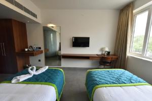 TV a/nebo společenská místnost v ubytování Vivid A Boutique Hotel