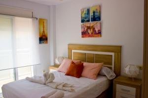 sypialnia z łóżkiem i dwoma ręcznikami na nim w obiekcie Seaview Fuengirola Apartment w mieście Fuengirola