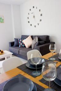 salon ze stołem z talerzami i kieliszkami do wina w obiekcie Seaview Fuengirola Apartment by JITKey w mieście Fuengirola