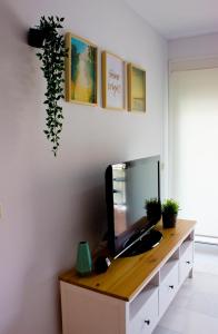 Telewizja i/lub zestaw kina domowego w obiekcie Seaview Fuengirola Apartment