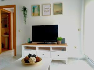 Telewizja i/lub zestaw kina domowego w obiekcie Seaview Fuengirola Apartment
