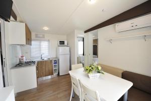 a kitchen and dining room with a white counter top at Camping Bella Italia in Peschiera del Garda