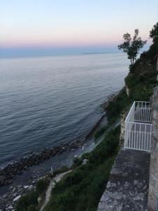 a view of the ocean from a cliff at Stevns Klint Bed & Breakfast in Store Heddinge