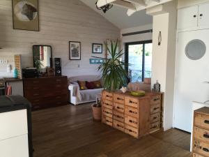 een woonkamer met een bank en een tafel bij Le Bayanas in La Rochelle