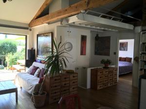 een woonkamer met een bank en een potplant bij Le Bayanas in La Rochelle