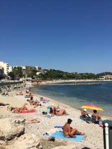 En strand i nærheden af lejligheden + 22 billeder