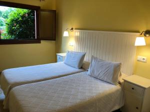 Un pat sau paturi într-o cameră la Apartamentos El Guindal