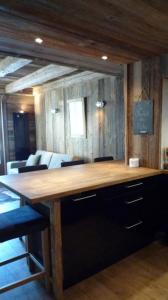 cocina con encimera de madera en una habitación en Appartement du Petit Bois en Megève