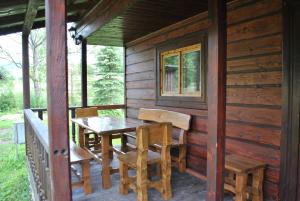 a table and chairs on the porch of a cabin at Chata Reľov in Reľov