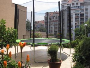 una mesa de ping pong en un balcón con plantas en Apartments City Center, en Tivat